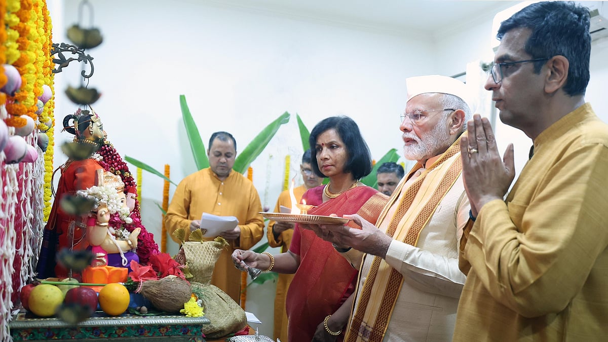 ಸಿಜೆಐ ಡಿವೈ ಚಂದ್ರಚೂಡ್ ನಿವಾಸದಲ್ಲಿ ಗಣಪತಿಗೆ ಪೂಜೆ ಸಲ್ಲಿಸಿದ ಪ್ರಧಾನಿ ಮೋದಿ!